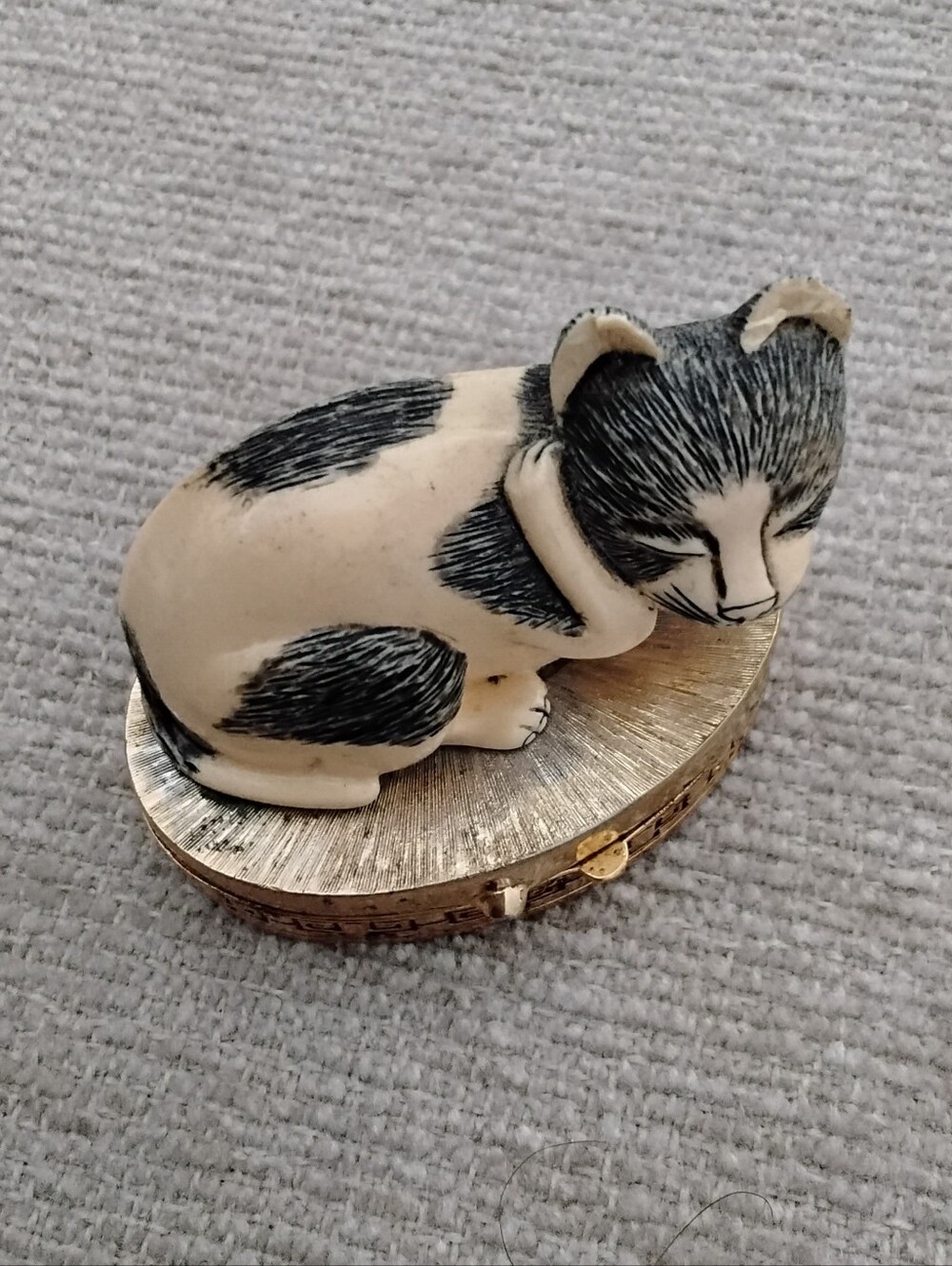 Estée Lauder Sleeping Cat Solid Perfume Compact Trinket Box. - Picture 1 of 4